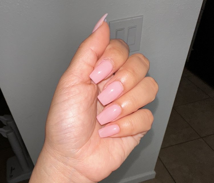 Medium square nails in solid pink